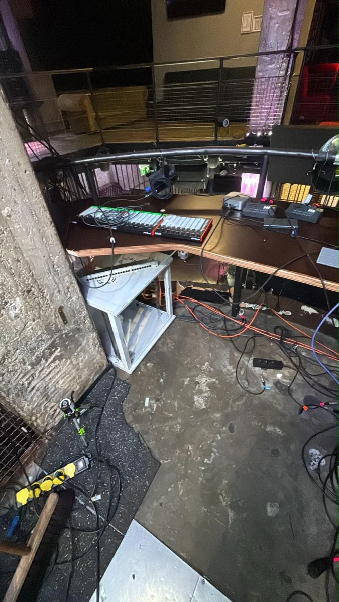 Lichtsteuerung und Netzwerktechnik in einem Venue-Setup